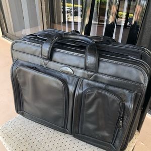 Samsonyte black faux leather many  compartments!